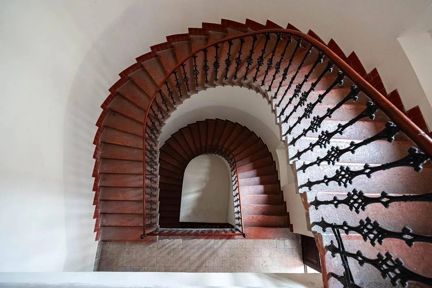 Luxury Art Nouveau Apartment Next To Parliament Building Budapest