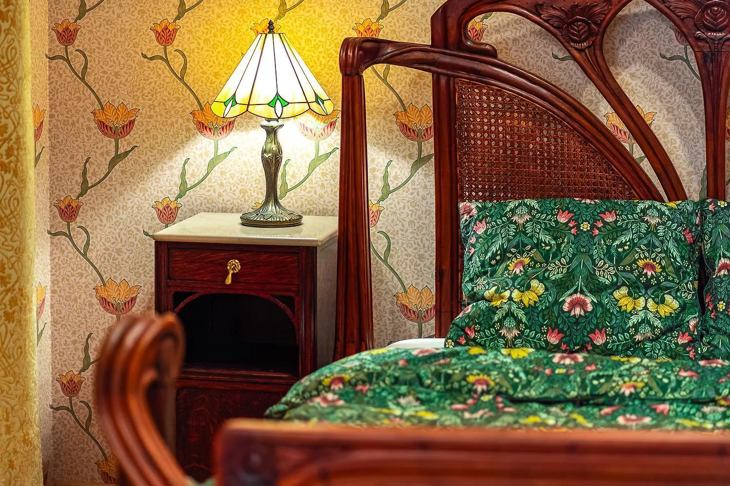 Luxury Art Nouveau Apartment Next To Parliament Building Budapest